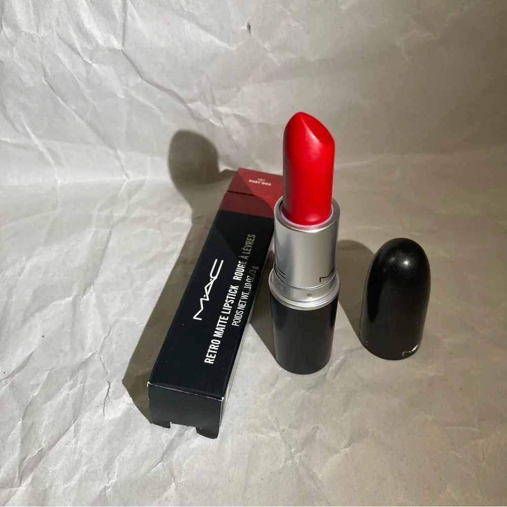 Mac lipstick (ruby woo)